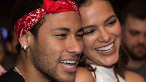 Neymar ganha rótulo de amigos em programa: 'Melhor namorado do grupo'