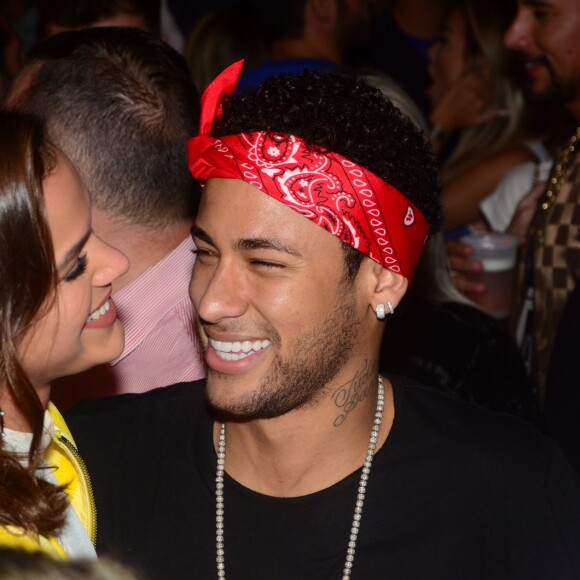 Os amigos de Neymar deram a ele o rótulo de 'melhor namorado do grupo' por namoro com Bruna Marquezine