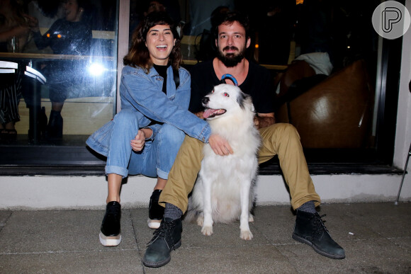 Fernanda Paes Leme teve a companhia do cachorro Google em inauguração de restaurante