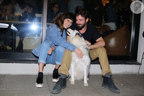 Fernanda Paes Leme levou o namorado, Vinícius Longato, e um dos seus cães, o Google, em evento na noite desta terça-feira, 6 de junho de 2017
