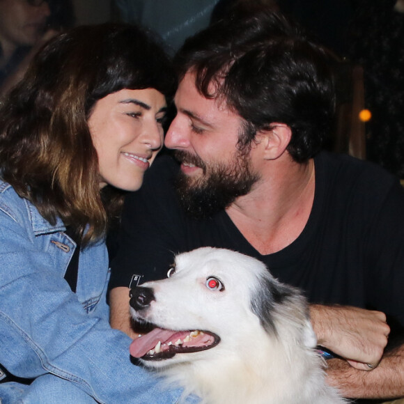 Fernanda Paes Leme trocou carinhos com o namorado, o empresário Vinícius Longato, em inauguração do restaurante Balada Mix, na Vila Olímpia, na Zona Oeste de São Paulo