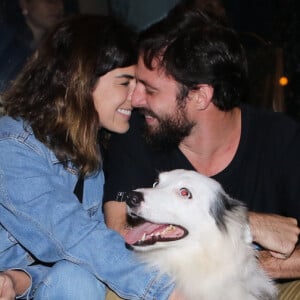 Fernanda Paes Leme trocou carinhos com o namorado, o empresário Vinícius Longato, em inauguração de restaurante