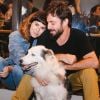 Fernanda Paes Leme posa com o namorado, Vinícius Longato, e um dos seus cachorros, o Google, a evento na noite desta terça-feira, 6 de junho de 2017