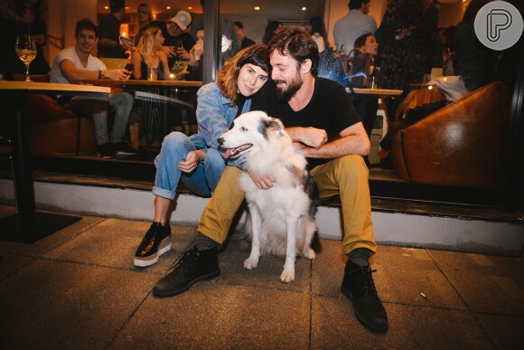 Fernanda Paes Leme posa com o namorado, Vinícius Longato, e um dos seus cachorros, o Google, a evento na noite desta terça-feira, 6 de junho de 2017