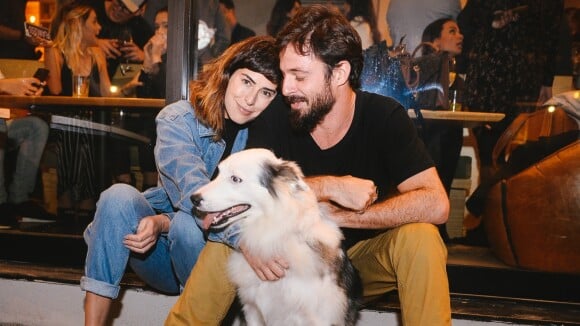 Fernanda Paes Leme leva o namorado e o cachorro Google a evento. Fotos!