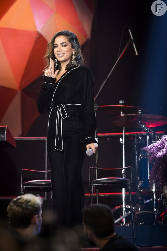 'Paradinha', hit da cantora Anitta é cantada na versão espanhol