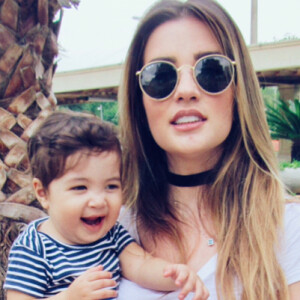 Ex-BBB Aline Gotschalg filma filho de 1 ano, Lucca, dançando o hit 'Paradinha', de Anitta