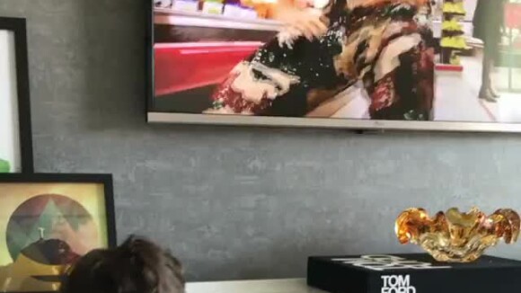 Ex-BBB Aline Gotschalg filma filho de 1 ano, Lucca, dançando Anitta: 'Paradinha'
