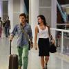 Deborah Secco é vista em aeroporto no Rio com o namorado, Bruno Torres, em 21 de março de 2014 