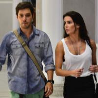 Deborah Secco embarca com o namorado, Bruno Torres, em aeroporto do Rio