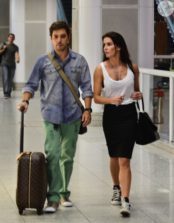 Deborah Secco e Bruno Torres embarcaram em aeroporto no Rio