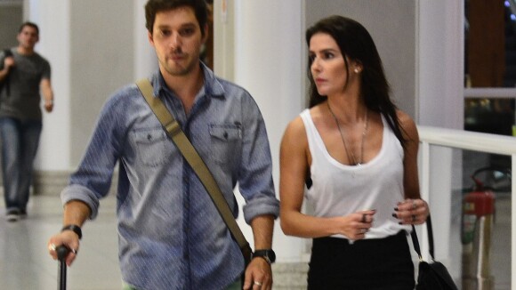 Deborah Secco embarca com o namorado, Bruno Torres, em aeroporto do Rio