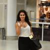 Deborah Secco é vista em aeroporto no Rio com o namorado