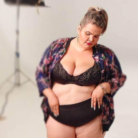 Thais Carla, bailarina plus size de Anitta, vibra com repercussão após ingressar time de dançarinas da funkeira: 'Tudo é fruto do quanto eu me empenhei para querer ser diferente'
