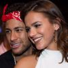 'Olha quem chegou! Olha quem chegou!', diz Neymar ao filmar Bruna Marquezine em seu quarto na cidade de Los Angeles, nos Estados Unidos