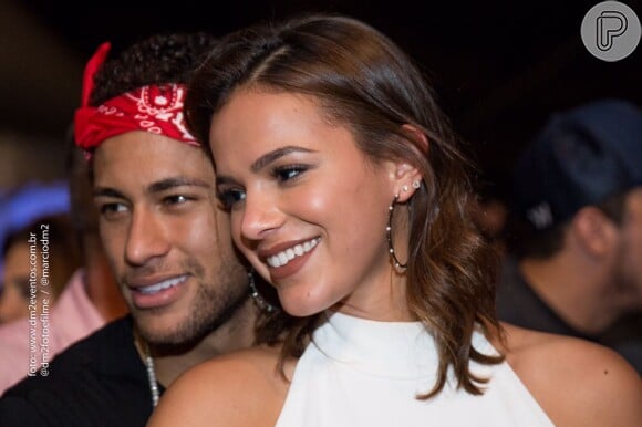 'Olha quem chegou! Olha quem chegou!', diz Neymar ao filmar Bruna Marquezine em seu quarto na cidade de Los Angeles, nos Estados Unidos