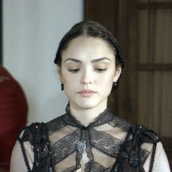 Thomas (Gabriel Braga Nunes) se tranca com Vitória em um quarto e deixa Anna (Isabelle Drummond) desesperada do lado de fora, na novela 'Novo Mundo'