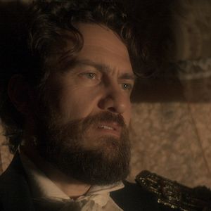 Thomas (Gabriel Braga Nunes) avisa Anna (Isabelle Drummond) que sabia que Vitória é filha de Joaquim (Chay Suede), mas registrou a menina para poder fazer das duas suas prisioneiras, na novela 'Novo Mundo'