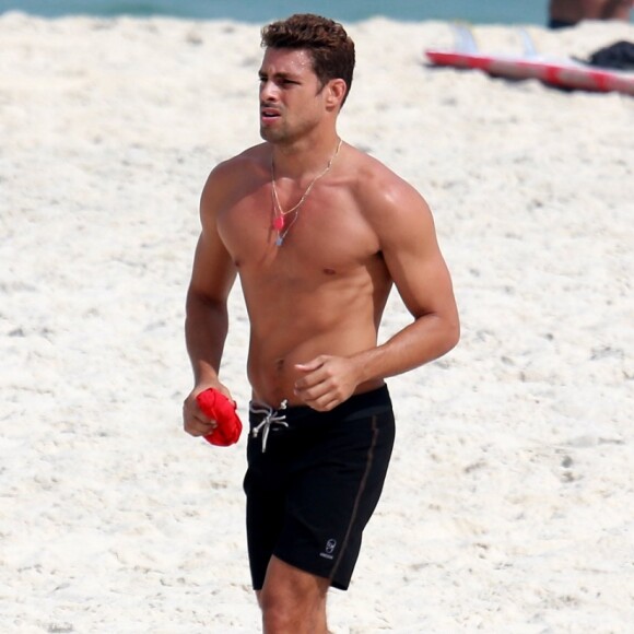 Cauã Reymond foi clicado correndo na praia nesta quarta-feira, 7 de junho de 2017