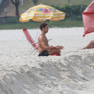 Cauã Reymond meditou em praia do Rio de Janeiro, nesta quarta-feira, 7 de junho de 2017