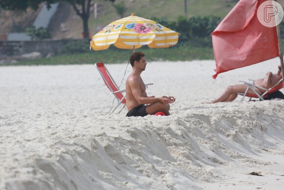 Cauã Reymond meditou em praia do Rio de Janeiro, nesta quarta-feira, 7 de junho de 2017