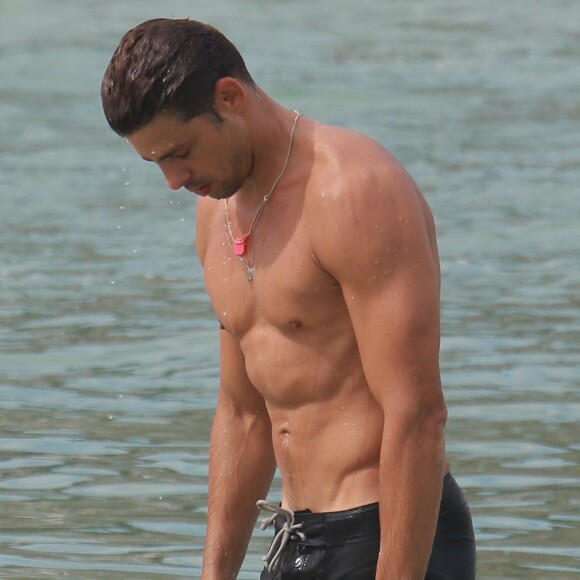 Cauã Reymond foi fotografado tomando banho de mar em praia do RJ