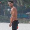 Cauã Reymond mostrou a barriga tanquinho em praia do Rio, nesta quarta-feira, 7 de junho de 2017