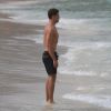 Cauã Reymond esteve na praia da Barra da Tijuca nesta quarta-feira, 7 de junho de 2017