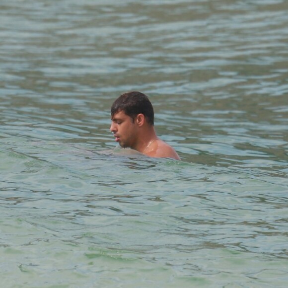 Cauã Reymond curtiu a praia da Barra da Tijuca nesta quarta-feira, 7 de junho de 2017