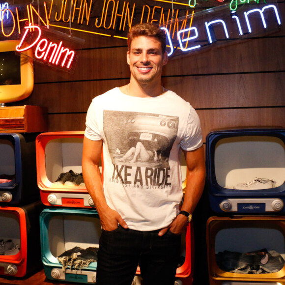 Cauã Reymond apostou em uma produção descontraída para o evento de moda em São Paulo