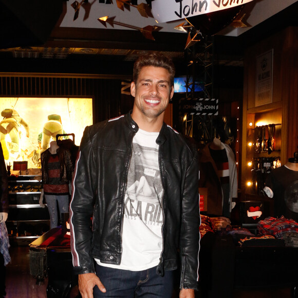 Cauã Reymond foi a atração do lançamento da nova coleção da John John Denim