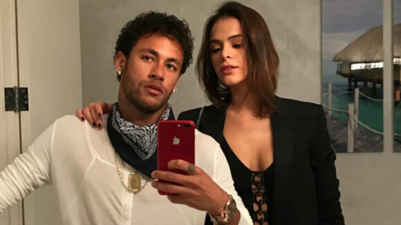 Bruna Marquezine curte jantar na companhia do namorado, Neymar, e amigos do jogador, em Los Angeles, Estados Unidos