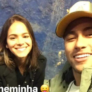 Bruna Marquezine fez um registro de Neymar na tentativa de traduzir a música 'So Sick', do cantor americano Ne-yo
