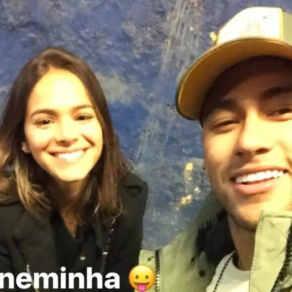 Bruna Marquezine fez um registro de Neymar na tentativa de traduzir a música 'So Sick', do cantor americano Ne-yo