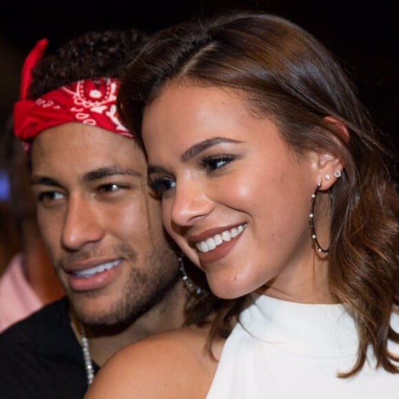 Bruna Marquezine chegou ao encontro de Neymar, em Los Angeles, nos Estados Unidos, nesta quinta-feira, 7 de junho de 2017