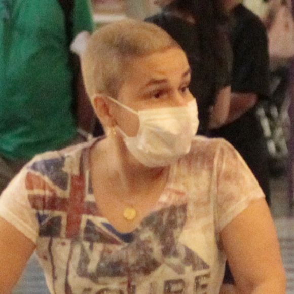 Claudia Rodrigues estava com a imunidade em baixa e, por isso, precisava de uma máscara cirúrgica