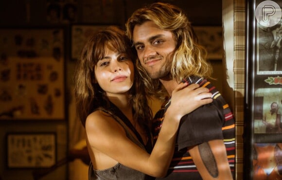 Nanda (Julia Dalavia) e o primo Caíque (Felipe Simas) terão um romance na supersérie 'Os Dias Eram Assim'