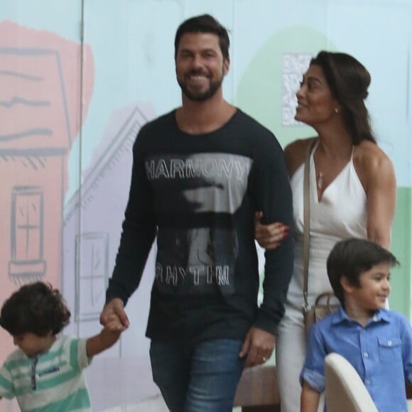 Juliana Paes acrescentou sobre não educar com grito os filhos, Pedro, de 6 anos, e Antônio, de 3: 'Você grita tentando ensinar e ensina a criança a gritar'