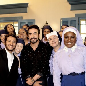Após a aparição das noviças no 'Programa do Ratinho', o padre Fábio de Melo foi até o colégio Doce Horizonte para conhecê-las