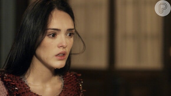 Anna (Isabelle Drummond) se desespera ao se ver prisioneira de Thomas (Gabriel Braga Nunes) e o chama de monstro, na novela 'Novo Mundo'