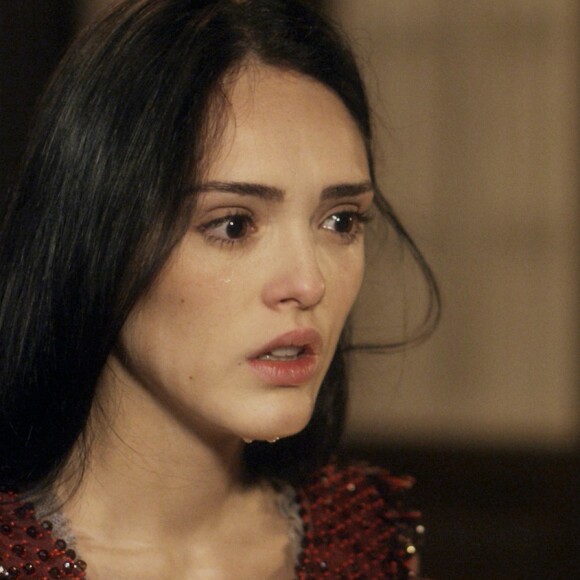 Anna (Isabelle Drummond) se desespera ao se ver prisioneira de Thomas (Gabriel Braga Nunes) e o chama de monstro, na novela 'Novo Mundo'