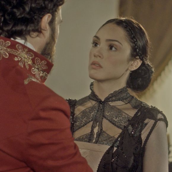 Thomas (Gabriel Braga Nunes) revela seus crimes para Anna (Isabelle Drummond) e a intimida, mantendo Vitória trancada com ele em um quarto durante uma noite inteira, na novela 'Novo Mundo'