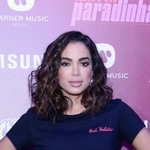 A cantora lançou o clipe 'Paradinha', sua faixa em espanhol