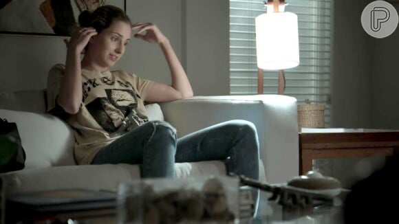 Ivana (Carol Duarte) vai à C.Garcia com Simone (Juliana Paiva), usando roupas de Ruy (Fiuk), na novela 'A Força do Querer'