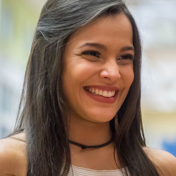 No 'Encontro' a ex-BBB Emilly disse que nunca fica muito tempo brigada com a gêmea, Mayla