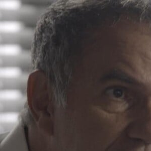 Eurico (Humberto Martins) liga para Nonato (Silvero Pereira) manda ele ir para a clínica de um médico amigo seu, garantindo que arca com a despesa, na novela 'A Força do Querer'