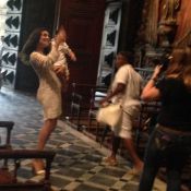 Juliana Paes batiza o filho Antonio, de 8 meses, no Mosteiro de São Bento, no RJ