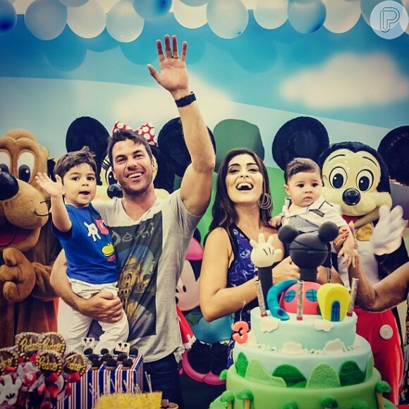 Juliana Paes e Carlos eduardo Batista posam com os filhos no aniversário de 3 anos de Pedro