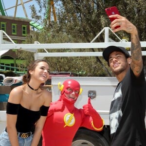 Neymar e a namorada, Bruna Marquezine, posaram com um super-herói