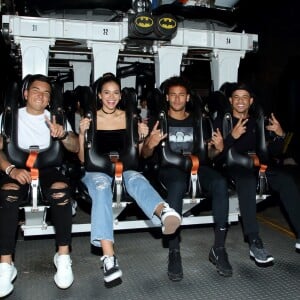 Neymar e a namorada, Bruna Marquezine, se divertiram em parque de diversão